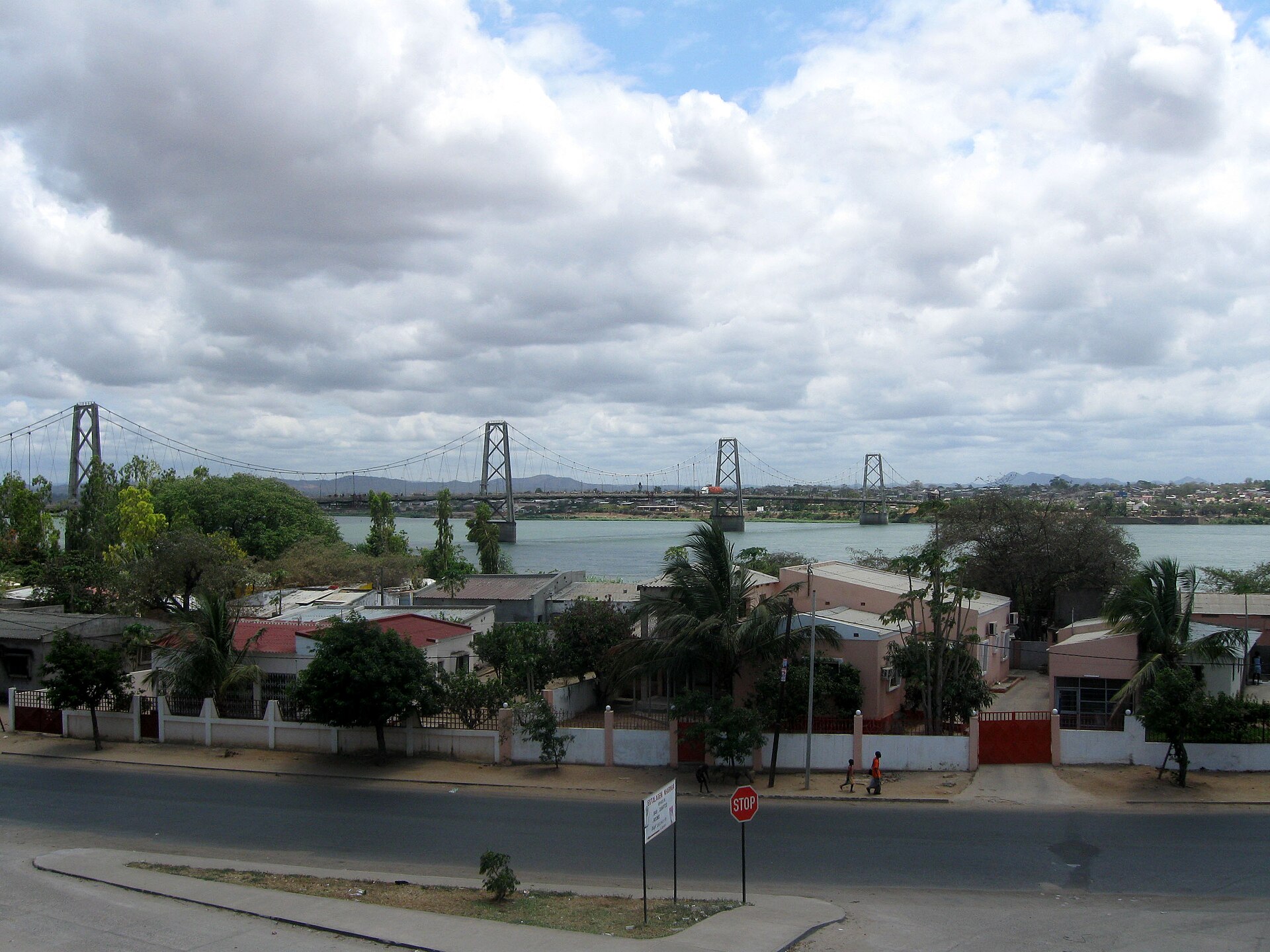 Ponte Samora Machel sobre o rio Zambeze (1973) — Tete, Moçambique