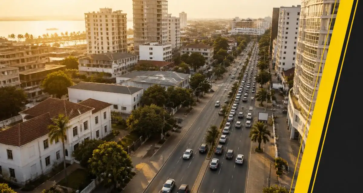 Avenida de Maputo com trânsito ao final do dia, vista de cima