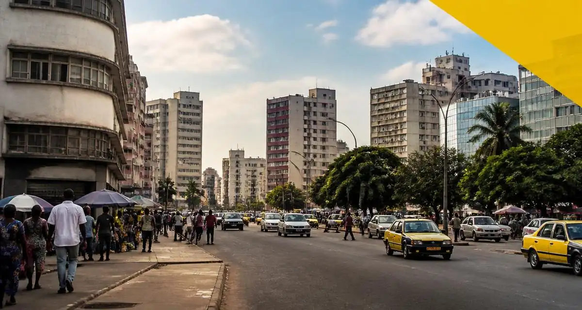 Táxis e pedestres numa rua central da cidade de Maputo